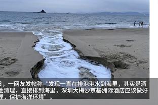 ?这人气！詹姆斯、浓眉训练后为小球迷签名 全场尖叫不断